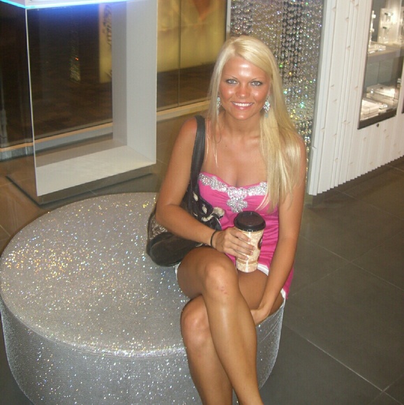 Meet your Posher, Nicki Gilbert (Tuten) - Picture 2 of 2