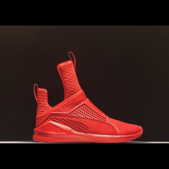 Fenty x PUMA collabo Trainer in High Risk Red