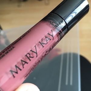 Mary Kay NouriShine Lip Gloss- Cafe' Au Lait.