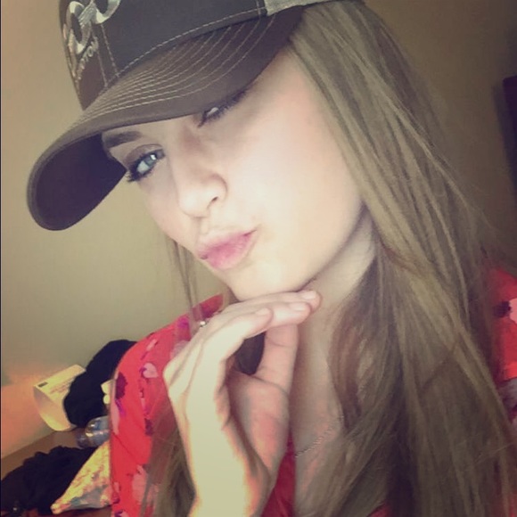 Meet your Posher, Danielle - Picture 2 of 5