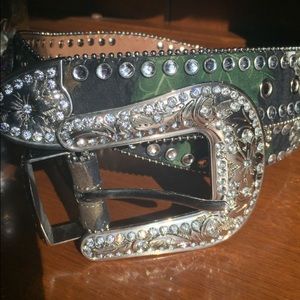 Mossy oak studded belt