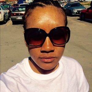 Meet your Posher, Dee