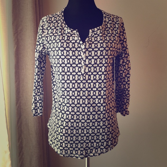 Three quarter sleeve Black and white print top