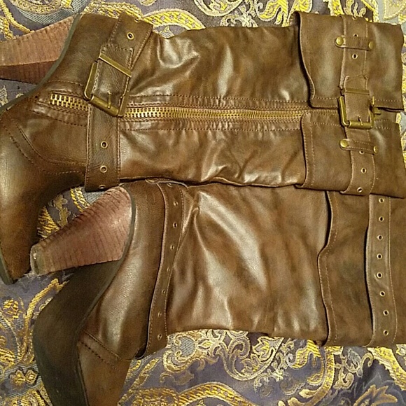 Buckle boots