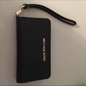 New without tags Michael Kors wristlet/ phone case