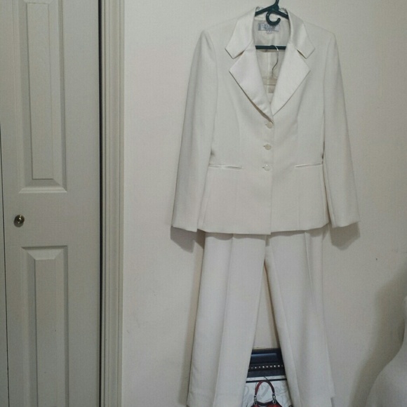 Tahari Ivory Pants Suit Size 8