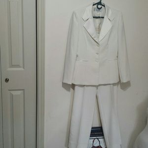 Tahari Ivory Pants Suit Size 8