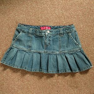 Jean skirt with pleats, pockets and jewel buttons