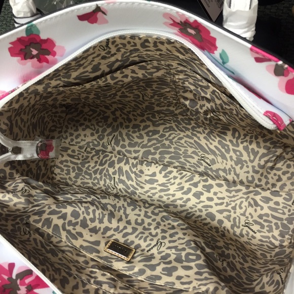 ~SOLD~ Guess SAILBOAT WHITE HANDBAG & WALLET SET - Picture 3 of 4