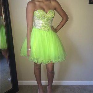 Was worn once, so it's in great condition! Size 4