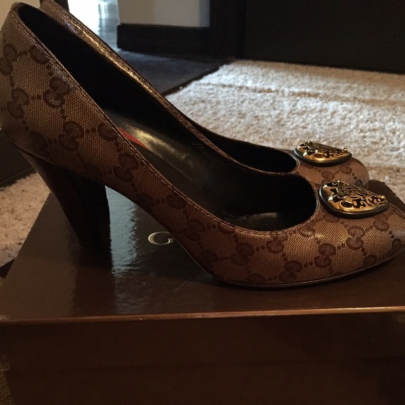 Authentic Gucci Crystal patent finish  heels US 11