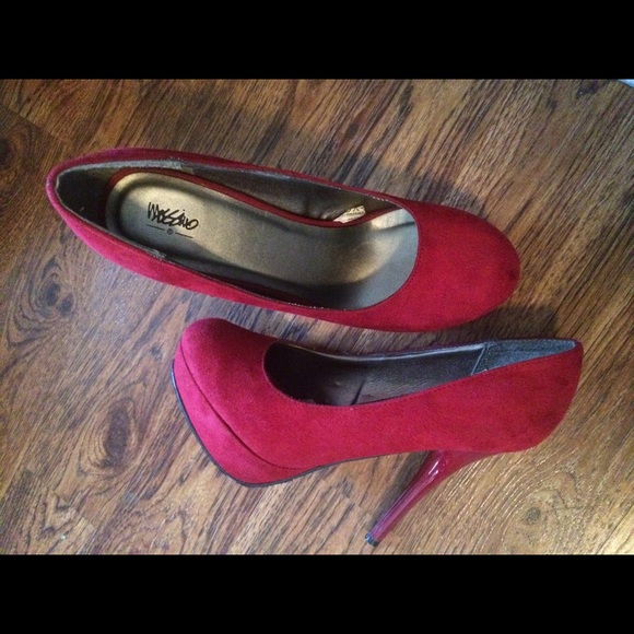 ٠sexy red pumps٠