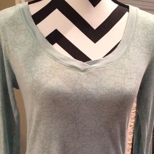 Old Navy long sleeve v-neck shirt with vine print.