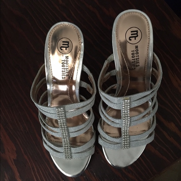 Size 6 silver 2in high heels - Picture 3 of 3