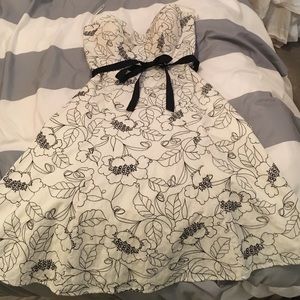 Embroidered floral pattern dress