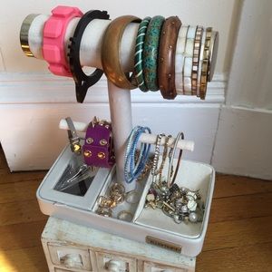Jewelery / bracelet holder