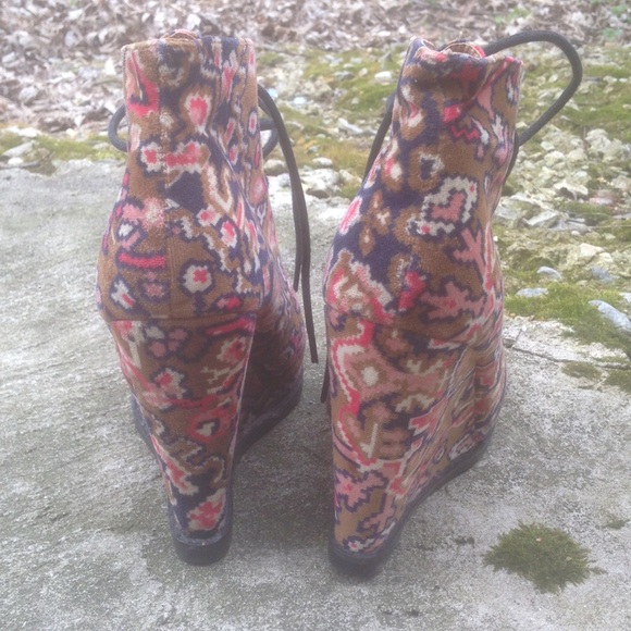 Kimchi Blue Floral Wedge Booties 🌺 - Picture 2 of 4