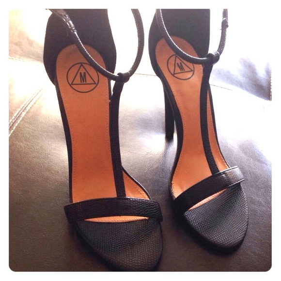 Gorgeous black sandals