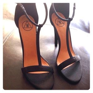 Gorgeous black sandals