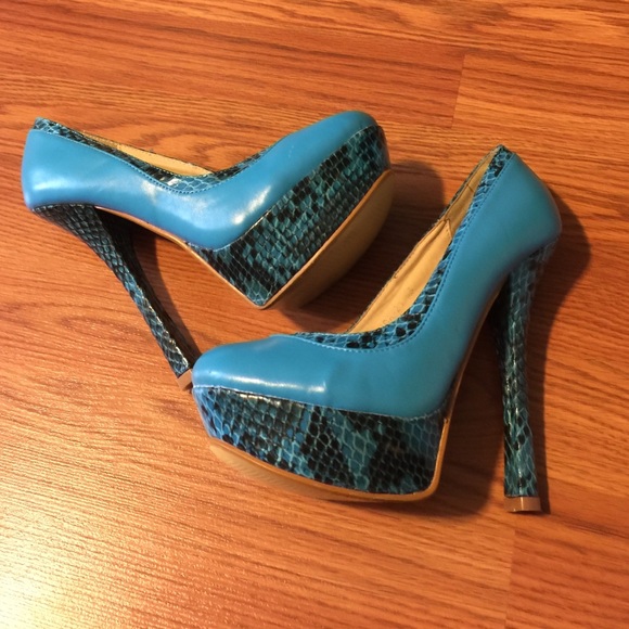 Blue pumps