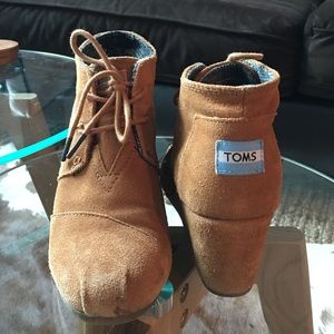 Toms tan sued booties