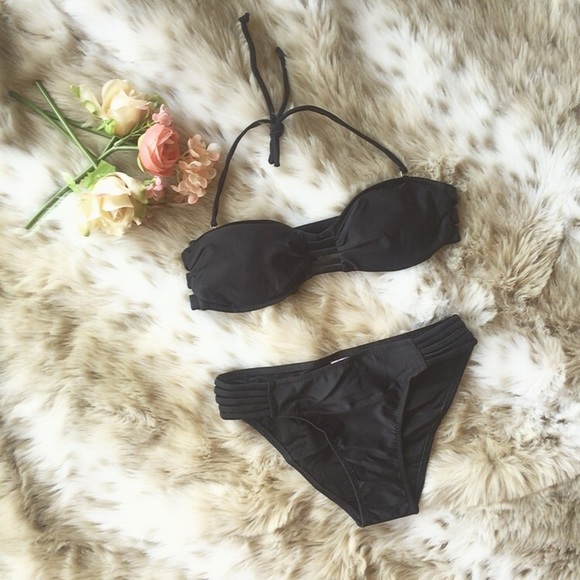 Black strappy swimsuit 👙