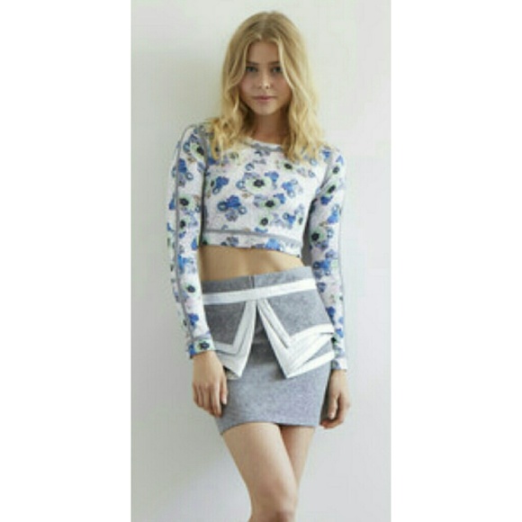 🎉HP🎉 Gray silver peplum mini skirt - Picture 4 of 4