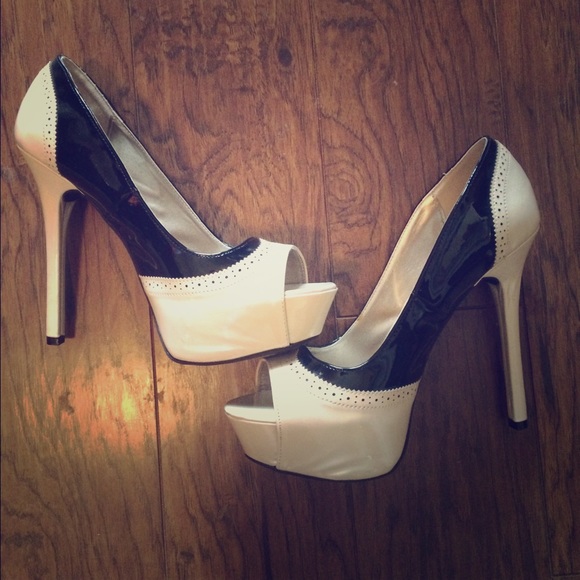 🔳Spectator Style Black and Tan Heels 🔳