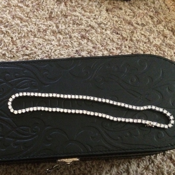 Gorgeous necklace worn once!! Make an offer!!