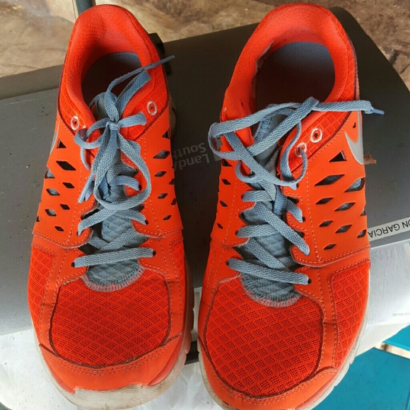 Tennis shoe's