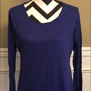 GAP women's long sleeve v-neck shirt.