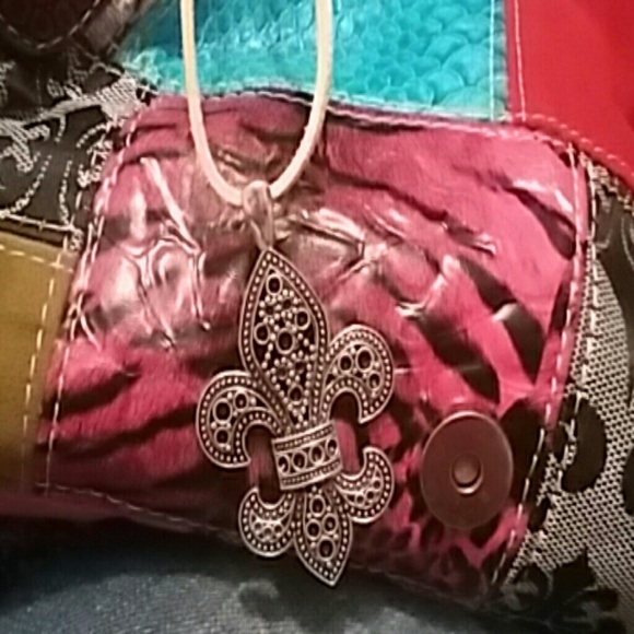 Beautiful flur de lis necklace