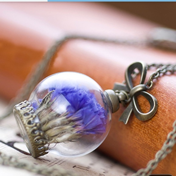 Sale! flower & glass necklace - Picture 2 of 4