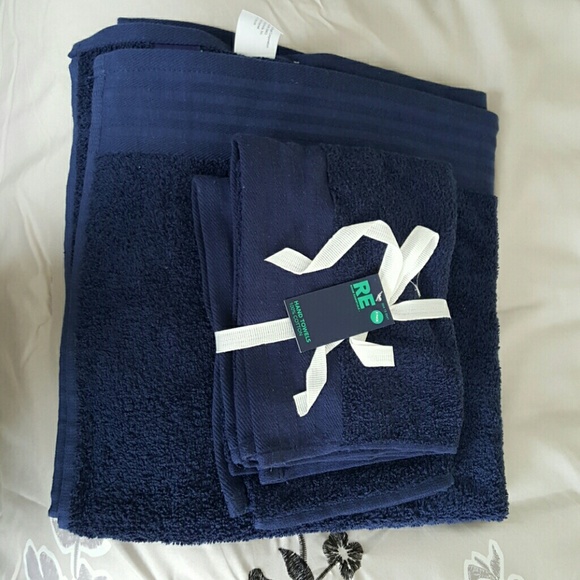 Brand new RE towels