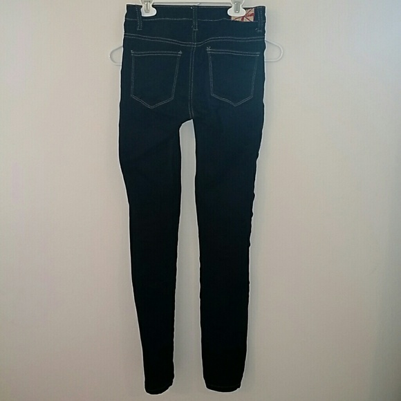 Dark blue skinny jeans.