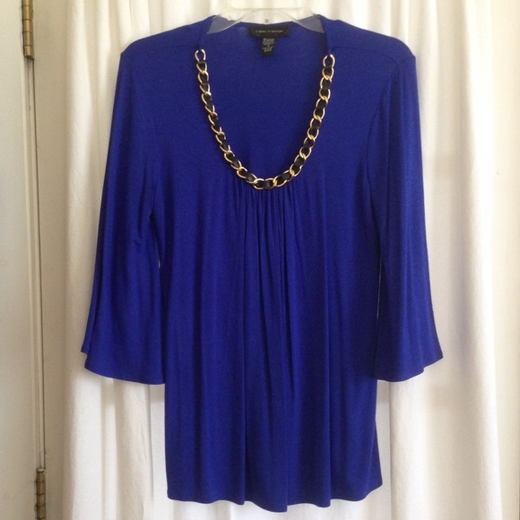 Stretchy blue top with chain