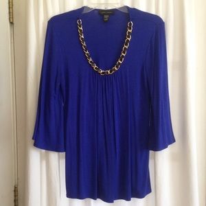 Stretchy blue top with chain
