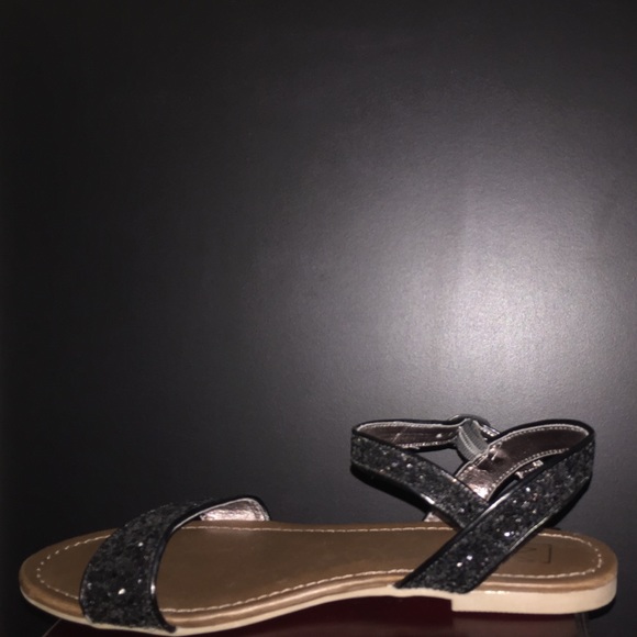 sandals - Picture 2 of 3
