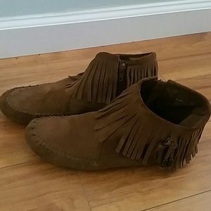 Minnetonka suede fringe boots