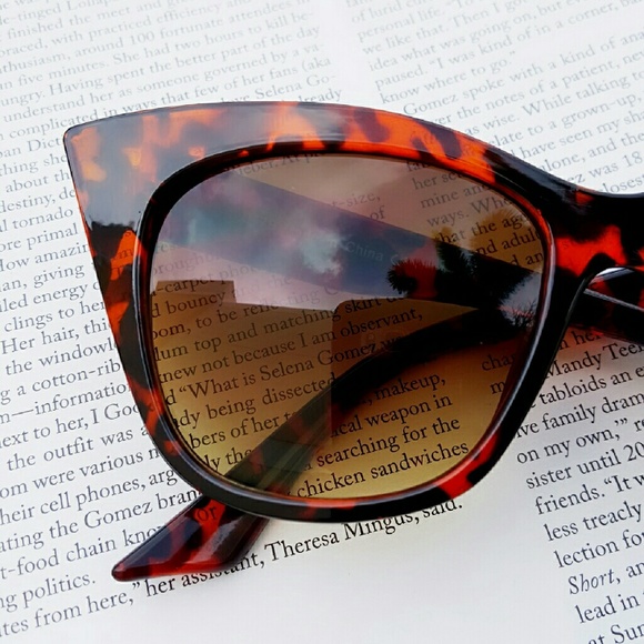 Exaggerated Cateye Sunglasses (Tortoise) - Picture 3 of 8