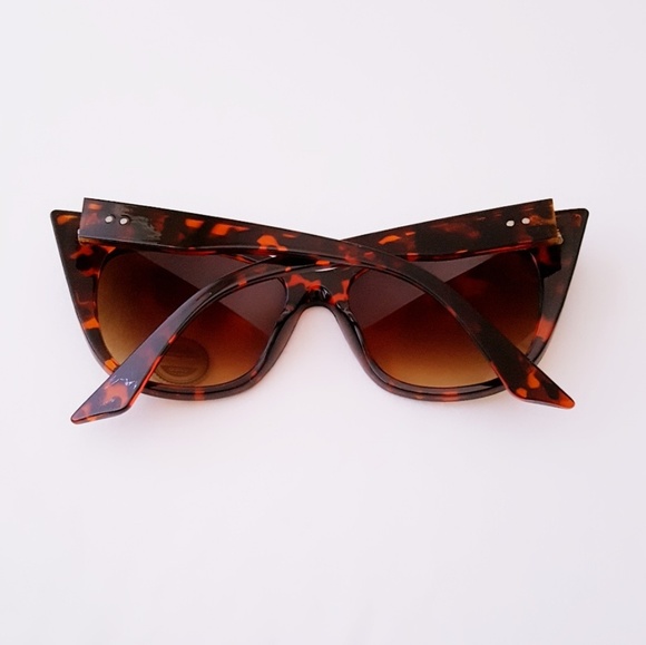 Exaggerated Cateye Sunglasses (Tortoise) - Picture 7 of 8