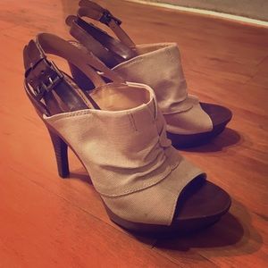 Nine West tan canvas open toe heel