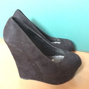 Black wedges