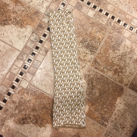 Michael Kors Scarf - Picture 3 of 3