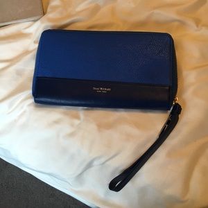 Wristlet clutch