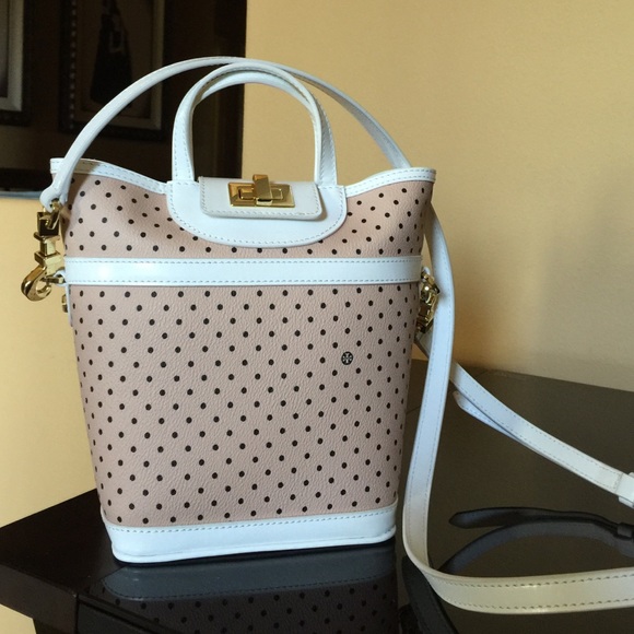 ❌Sold ❌ 🎉HP🎉🌻🌻 Tory Burch bucket hand bag. - Picture 2 of 4