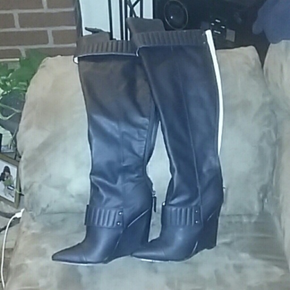 Black wedge boot