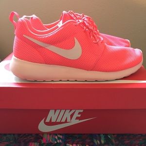 WMNS 8.5 Nike Roshe Run