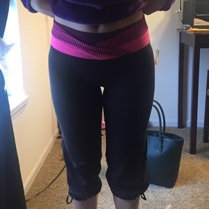 Lululemon black/pink relaxed fit Dharana crop