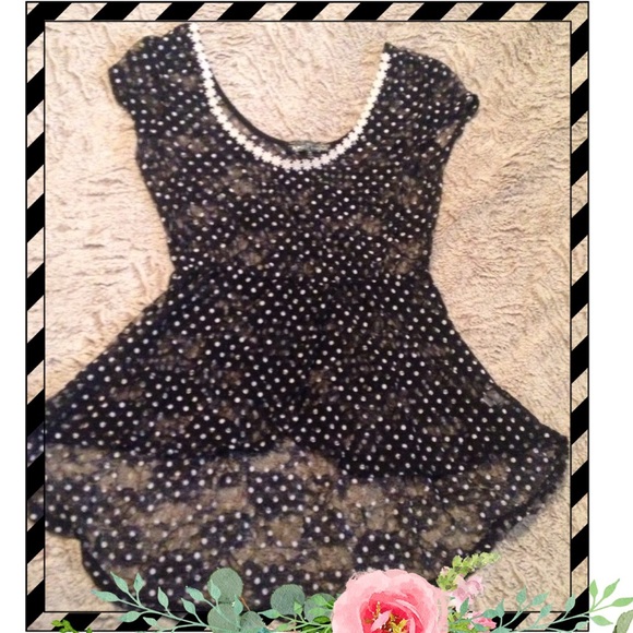 Polka dot and daisy sheer peplum top🌻